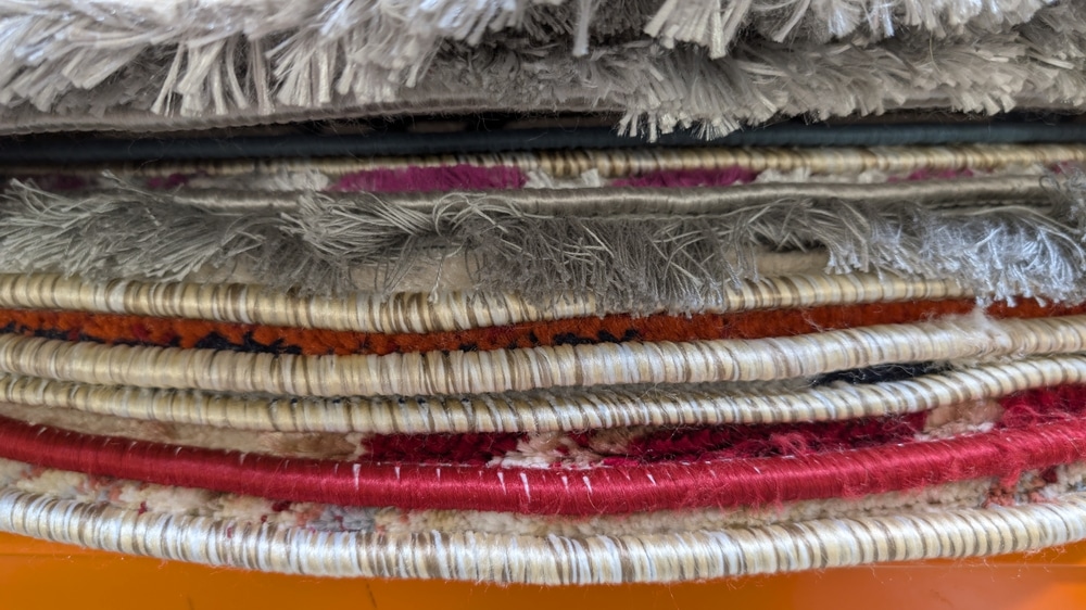 Mattoja pinossa päällekkäin, lähikuva. Matto-Kortesniemi Oy.